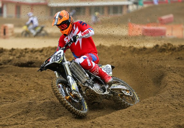 Comment installer un kit de protection de moteur pour une moto tout-terrain?