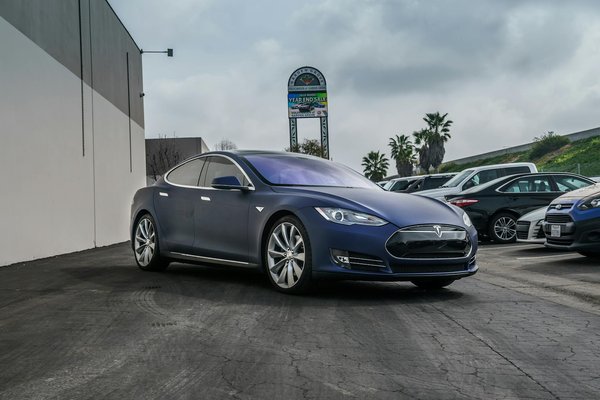 Comment les systèmes de réduction de bruit actif améliorent-ils l'expérience de conduite d'une Tesla Model S?